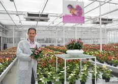 Stefan de Hoog of Anthura presenting the Zizou anthurium. This Anthurium plant has purple, ligulate/ribbon-shaped flowers and excels in small pot sizes (7, 9 cm and 12 cm) and can be found in the ‘Small is the next Big thing’ assortment.