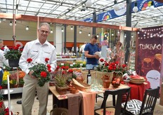 Henk Dresselhuys of Selecta one presenting the Tumbao pelargonium. This new pelargonuim has dark leaves and a full red colored flowers. It is suitable for larger pot sizes, survives many weather conditions and remains its red color. Selecta one has pelargonium series with green and dark green leaves, but the leaves of the Tumbao are darker and is therefore positioned separately.