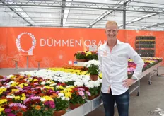 Rick van Luijk of Dümmen Orange presenting new white pot Chrysanthemum Breeze White. This new white brings the series to 7 colors and is the key to make combinations as they all have uniform growth habits. More on this later on FloralDaily.