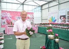 Bart Kuyer of Varinova presenting the the three colors in the Goblet series that will be available for 2017. The Goblet Shine Pink and Shine Purple are the novelties.