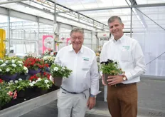 Roland De Clerck and Anton Hooijmeijer of Schneider Youngplants presenting two of their mixes. The pots consist of three cuttings of different varieties. “As we make combinatinos with different varieties, we have to choose carefully which varieties grow well together in one pot”, says De Clerck.
