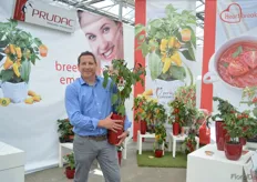 Mark Schermer of Prudac holding the Mamba Red Rocket peppers F1. The peppers start black and turn red afterwards. They grow upright like a Rocket