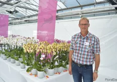 Antoine Hoogenboom of Bock Bio Science in front of the Romme. It is a new Harlequin Phalaenopsis. Yellow is a new color in their assortment. On top of that, according to Hoogenboom, it makes new branches easily and produces many buds. Usually the regular Harlequin produces 6-8 buds per stem and this one can produce 10-12 buds per stem.