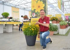 Yoav Scholz of Volmary with Bidopsis Ephraim's Gold. This bidens has an upright growing habit, many flowers that flower all summer long, branches well and is bee friendly.