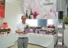 Guy Schertzer of Morel Diffusion holding the Victoria Mini Decomix Evolution.