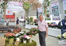 Kees Eveleens, Horteve Breeding with the Ningbo's. The hortensia's in lilac and dark purple produce many flowers and can be grown in hanging baskets 10-14 cm.