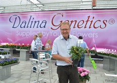 Hans Henrik of Dalina Genetics presenting the Tomato Orange. This tomato starts yellow and turns orange afterwards. According to Henrik, it is one of the few orange tomatoes on the market.