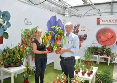 Nathalie Escalon and Ard Ammerlaan, Prudac. Nathalie is showing a ywllow Pillar Pepper, ard a red one. Special on this pepper plant is how low the fruits are on the plant.