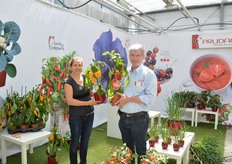 Nathalie Escalon and Ard Ammerlaan, Prudac. Nathalie is showing a ywllow Pillar Pepper, ard a red one. Special on this pepper plant is how low the fruits are on the plant.