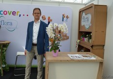 Peet Romijn, Flora MGB. The company is a supplier of about everything one can print. A nice piece of innovation is the 'Chimpy', a clip holding stem and stick together.