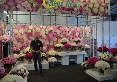 Presenting at the Hendriks Young Plants facility, Greenworks, specialized in peonies, showcased their wide assortment of over 150 varieties. On the photo Daan Kneppers.