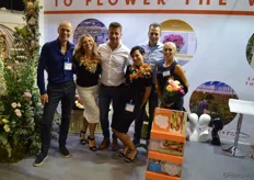 Beata Dudczak and Anita Kociubinska of OZ Flowers (with garlands), on the left sales director Onno Piet and rose growers Remco van der Arend, Loek van Adrichem and Agnieszka Wycech. OZ Flowers is one of the largest flower importers on the Polish market.