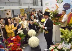 Is it a celebrity? Somewhat probably. John Elstgeest of Flower Circus Moscow showed his skills as a xxxxxx. With the help of xxxx arranging the flowers, they were created a popular show.