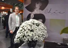 Peter Wouters presenting the Chic of Royal van Zanten. Do you notice how the colours of their outfits match the flower the Royal van Zanten team represents?
