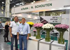 In the photo Eduard Sotnikov and Adam Piechowiak, representing N. Schouten. The company offers a broad assortment including organic and long-stemmed tulips.