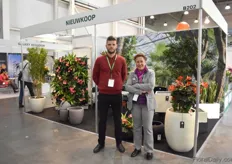 Nieuwkoop BV can provide Russian customers with big plants and hydroplants, as an example for in offices, schools or governmental buildings. In the photo Evgeny and Floor Schamp.