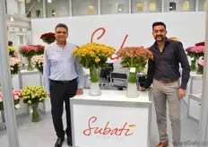 Naren Patel and Ravi Patel of Subati Flowers showing cut kalanchoes next to their broad assortment of roses. They are currently trialing these kalanchoes at their farm in Kenya. They brought them to the show to find out if there is a market for these flowers. And there seems to be one. At the show it caught the eye of many visitors.