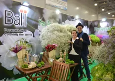 Lourdes Reyes of BallSB and designer Pieter Landman. They are presenting their flower varieties to the Russian buyers and if they are interested in buying them, they will bring them in contact with the right grower. On this picture Lourdes and Pieter are presenting the new gypsophila snowball. Their booth was the Winner of the Competition: The best display design.