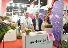 Matthias Tillmann, Peter Nederhof and Anara Moldakapasova (interpreter) of Selecta one. At the FlowersExpo they've put the Pink Kisses in the spotlight.