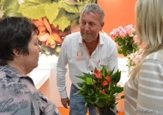 Ted van Dijk of Dümmen Orange asking one of the visitors what they like about this Anthurium (Million Flowers Red). She likes the amount of flowers on the plant. More on this later on FloralDaily.com.