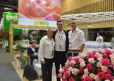 "Rosy Walter and Carlos Mahecha of Farm Fresh qith Mark Frank of Mark Frank. Farm Fresh supplies flowers of Filco Roses and have a wholesale business in Miami. Frank makes ideas for bouquet arrangements that will be made at Filco Roses. Fresh Farms sees the demand for bouquets at supermarkets growing. "Over the last years, we have seen a change in demand; From a present to impulse purchases."