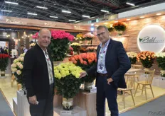 Fernando Arenas Alvarez of Redil Roses with Erik Spek of Jan Spek Rozen, presenting the Minion Rose. This rose is bred by Jan Spek Rozen (Represented by Dümmen Orange in Colombia) and has recently been planted at Colombian rose grower Redil. More on this later in FloralDaily.