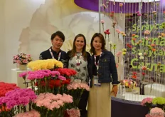 "Eliana Carrascal (in the middle) from Turflor with visitors. This Colombian carnation and spray carnation grower won the first prize "Best in Category" in the category spray carnation for their Lollipop Violet."