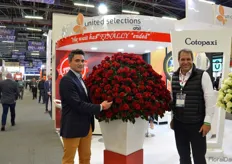 Jelle Posthumus and Andrew Neidl of United Selections presenting the new rose variety Finally. According to Posthumus and Neidl, this variety has the potential to become the next big red rose variety.