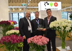 "Luis mariano Botero of Plantas y Bulbos with John Damen and Kees Gran of Royal Van Zanten. With their alstroemeria Posh Pink, they won the first prize "Best of Category" in the category astroemeria."