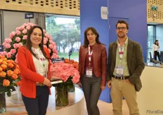 "The Colombian team of Royal De Ruiter presenting the first prize "Best in Category" they won for their Pink X-Pression in the category roses."
