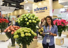 "Lina Maria of Schreurs holding the first prize "Best in Category" they won for their rose variety called Wasabi in the category Breeders."