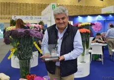 "Celiar Morena of SB Talee with the first prize "Best in Category" in the category Breeders - carnation for their Lavender Blue."