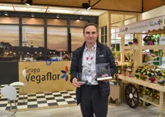 "Miguel Vasquez of Grupo VegaFlor. He grows around 60 varieties of spray and single Chrysanthemums in a 64 ha sized greenhouse in Colombia. For their spray chrysanthemum Veronica, they received the first prize "Best in category" in the category growers- spray chrysanthemums. In the same category, they also won the third prize for their variety Minion."