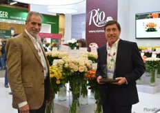 "Raul Marrera and Victor Giorgini of Equiflor presenting their first prize "Best in Category" for their spray rose porcelina in the category Growers- Spray rose."