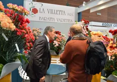 Gianfranco Fenoglio of La Villetta talking with visitors. He breeds and produces young plant carnations. According to him, the interest in vintage colors increased.