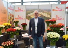 Ruud van der Gaast of Rosebud. This Ugandan rose farm is exhibiting at the IFTF for the first time. They grow roses on 75 ha and is selling them directly for about two year now. For them, the German supermarkts are their largest customers. Last year, one of their largest customers Aldi introduced special crop protection requirements to reduce bee mortality and Rosebud decided to go along and made some adjustments to reduce bee mortality.