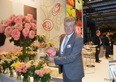 John Pouw of Viking Roses holding the Rosa Loves Me heart and Soul, bred by Rosa Eskelund of Roses Forever. Kenyan rose grower Molo River was the first who planted this variety in their greenhouse, on 0,5 ha and they were sold out quickly.