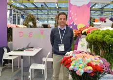 Luis Fernando Nieto Muller of Don Eusebjo. This Colombian farm grows carnations, spray carnations and greenball on 25 ha in Bogota. Three months ago, they introduced their four colored carnations.