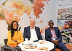 Monica Mwangi (left) and Eric Matthew Njogu (right) of new market place iFlora with Hans Blauw (middle) of Fairways, transport of the flowers of the market place.