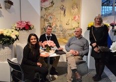 Peter Viljone (second on the left) talking with visitors. Janki Shah of Profresh and Erik Saager and Noora Mikkola of Rosengruss.