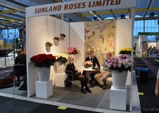 Peter Viljoen of SUnland Roses talking with visitors.