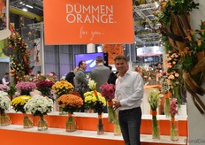 Guide Veeken holding a calla. It is the first time that Dümmen Orange is presenting callas, because they took over three calla companies in June.