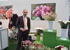 Altun of Tempo Tarim. This Turkish company is exhibiting at the show for the first time. Yearround, they grow carnations and spray carnations in Antalya and Isparta, Turkey.