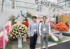 Kyn Hyon Hwang and Hojeung Jeung of G-Rose Breeding. Dúmmen Orange is their agent of this breeding company, except in South Korea.