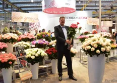 Göran Basjes of Kordes roses presenting a new variety that does not have a name yet. This variety is available to European growers and is currently being planted by Dutch grower van der Hulst.