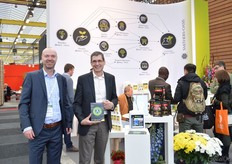 Reinier Groeningen and Jeff Naymik of Smithers-Oasis/Floralife presenting the Express.