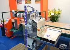 At Potveer, also interesting innovations are presented. Take, for exmaple, this machine, glueing chrysal sugar packs on sleeves