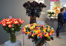 Roses on the left are colored by means of a cup seperating the outer leaves from the inner ones. The black ones are colored that way by means of putting ink in the water. The multi-colored ones are also colored with ink, whereby the bottom of the stems is cut in four more or less equal parts, which are placed in differenttly colored water reservoirs.