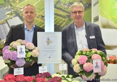 Jürgen Gerdvordermark and Thomas Becker of Kötterheinrich hortensienkulturen with the Tabletensia hydrangea. The trade jury report: The Tabletensia® ‘Saxtabbar’ is convincing due to its special growth form. The prize winning Hydrangea macrophylla variety from HBA is produced as dormant plants by Kötterheinrich exclusively.