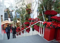 The stairs of the Galleria decorated with two variety red roses of De Ruitee; Rhodos and Ever Red and poinsettias of Dümmen Orange.